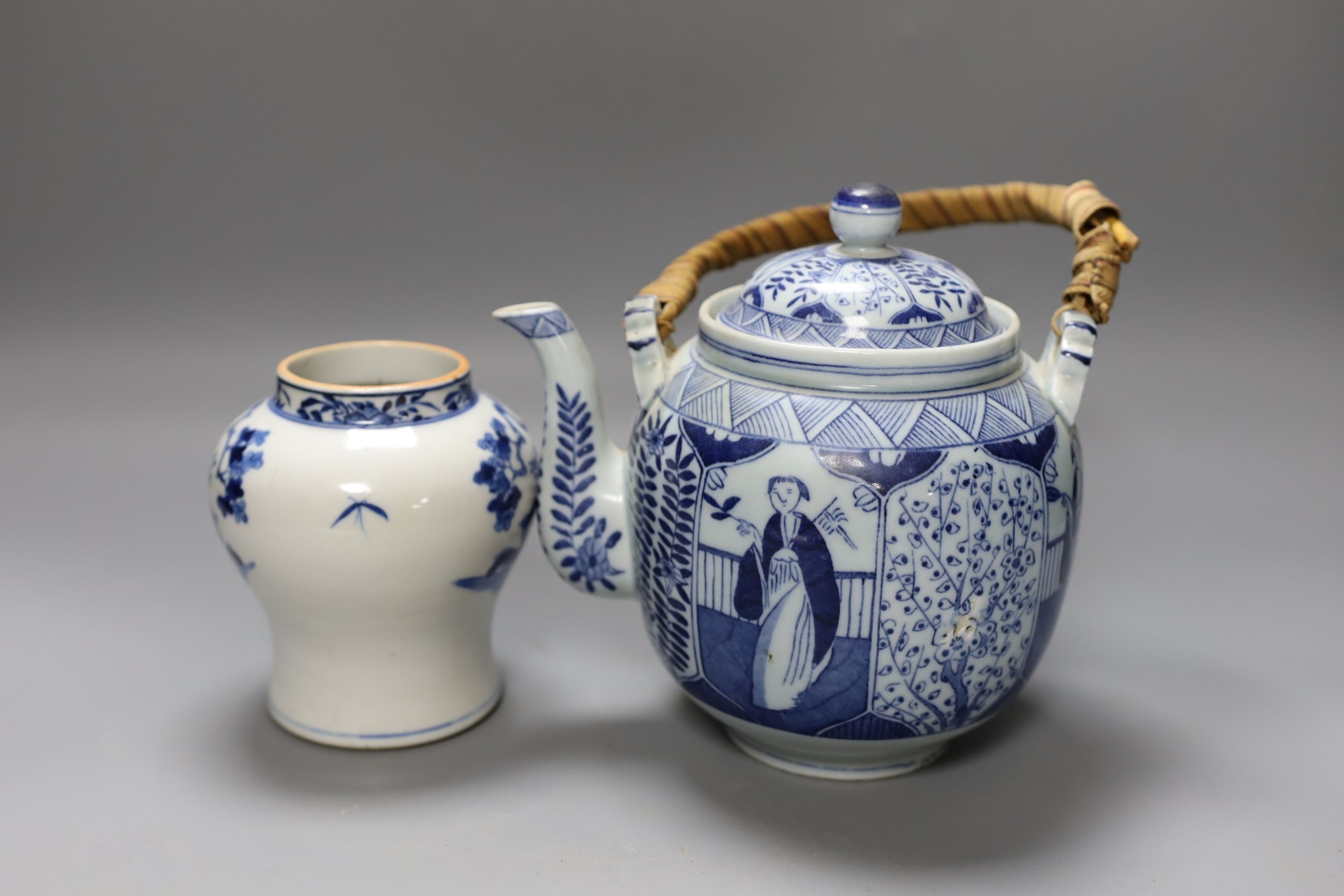 A Chinese blue and white small vase and teapot 19cm